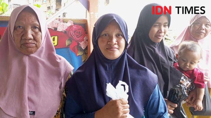 Kusniati, warga RT 2 RW 14 yang mendapat bagian dari warga yang menerima bantuan beras program ketahanan pangan di desa Wangon, Jumat (2/1/2024).(IDN Times/Cokie Sutrisno)