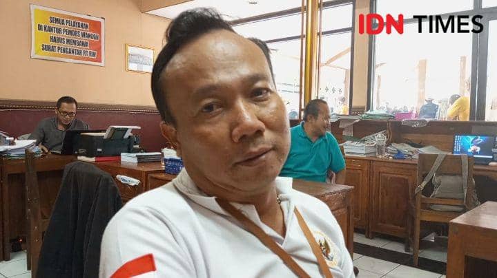 Kepala desa Wangon Supriyadi, S.Sos, MM saat menjelaskan tujuan bantuan pangan dan bantuan langsung tunai, Jumat (2/1/2024).(IDN Times/Cokie Sutrisno)