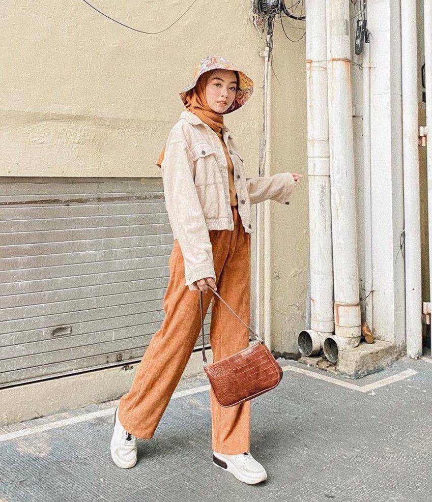 OOTD hijab dengan bucket hat ala Meirani Amalia (instagram.com/meiraniap)