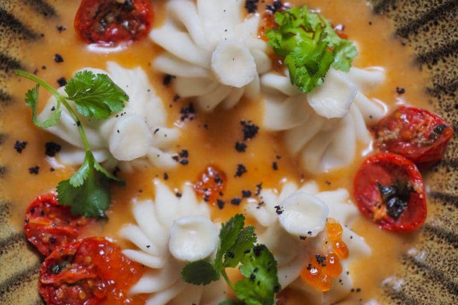 pangsit rebus chili oil (pexels.com/Nadin Sh)