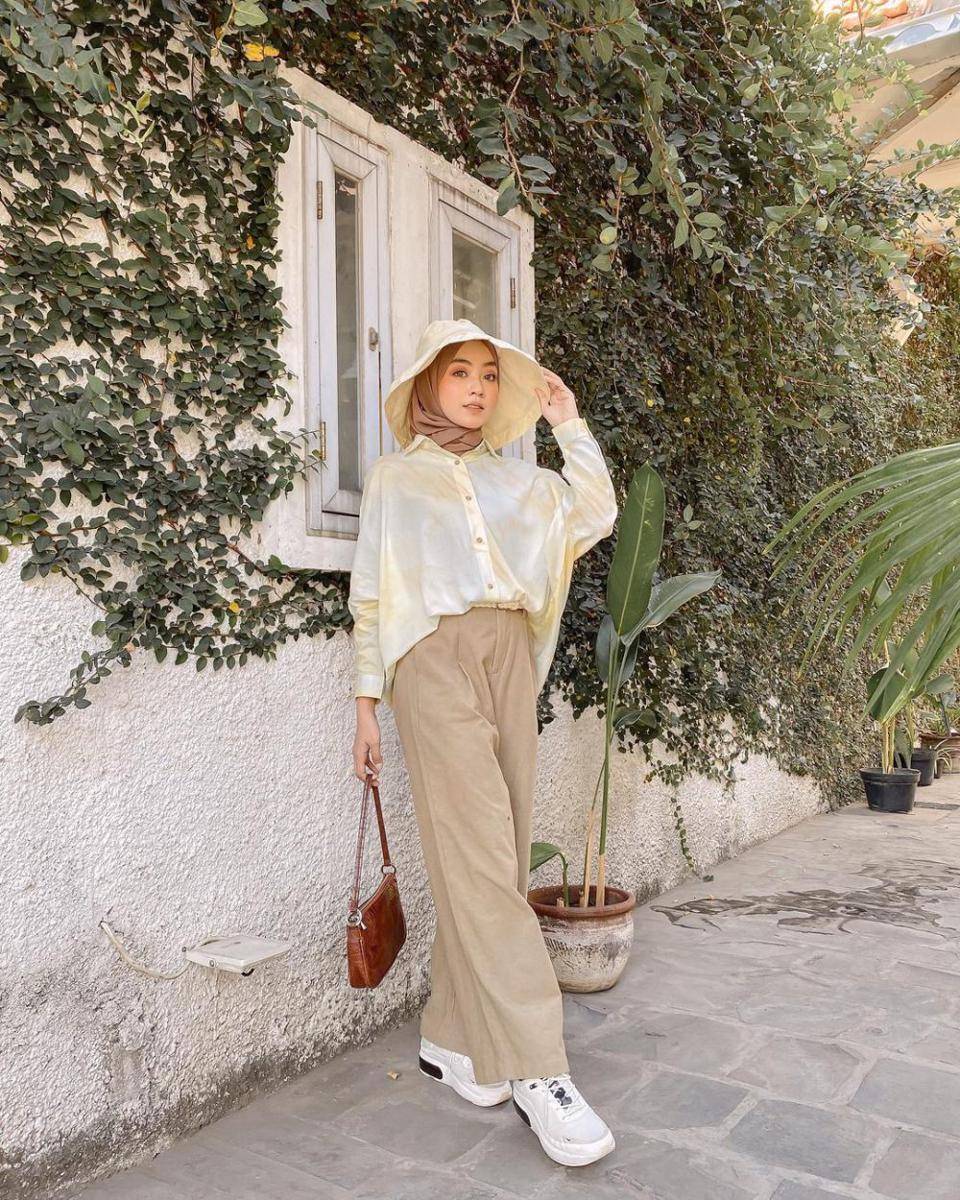 OOTD hijab dengan bucket hat ala Meirani Amalia (instagram.com/meiraniap)