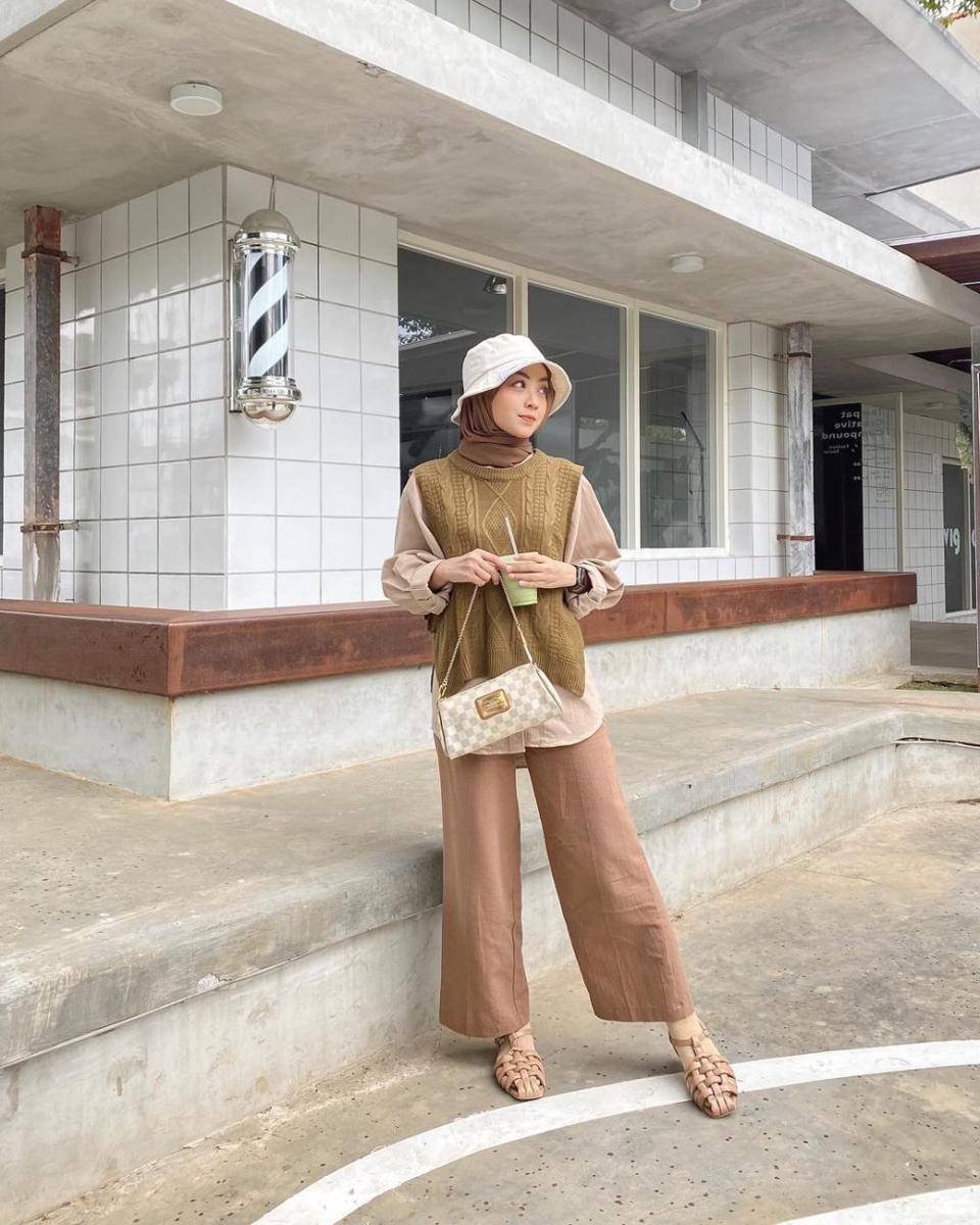 OOTD hijab dengan bucket hat ala Meirani Amalia (instagram.com/meiraniap)