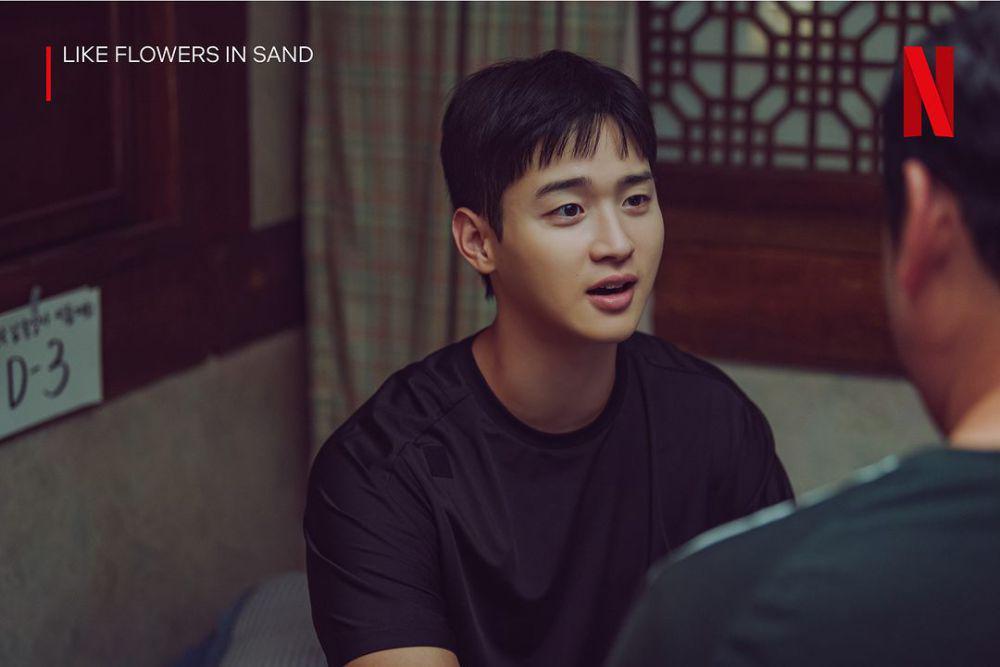 7 Act of Service Kim Baek Du pada Oh Du Sik di Like Flowers in Sand