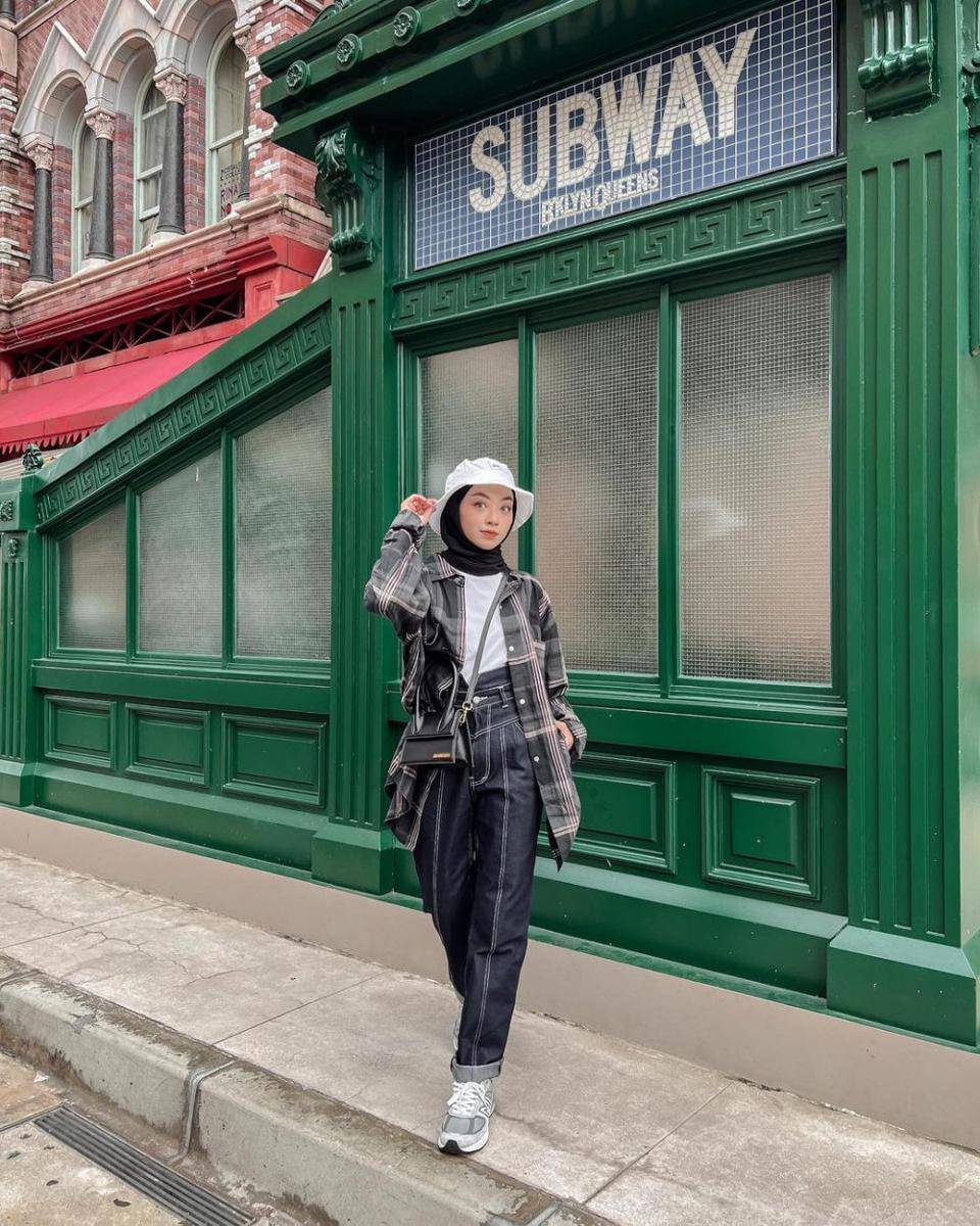 OOTD hijab dengan bucket hat ala Meirani Amalia (instagram.com/meiraniap)