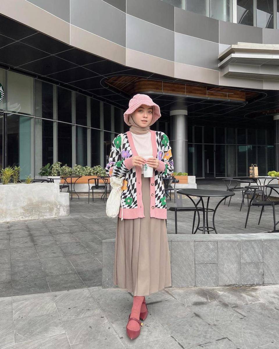 OOTD hijab dengan bucket hat ala Meirani Amalia (instagram.com/meiraniap)