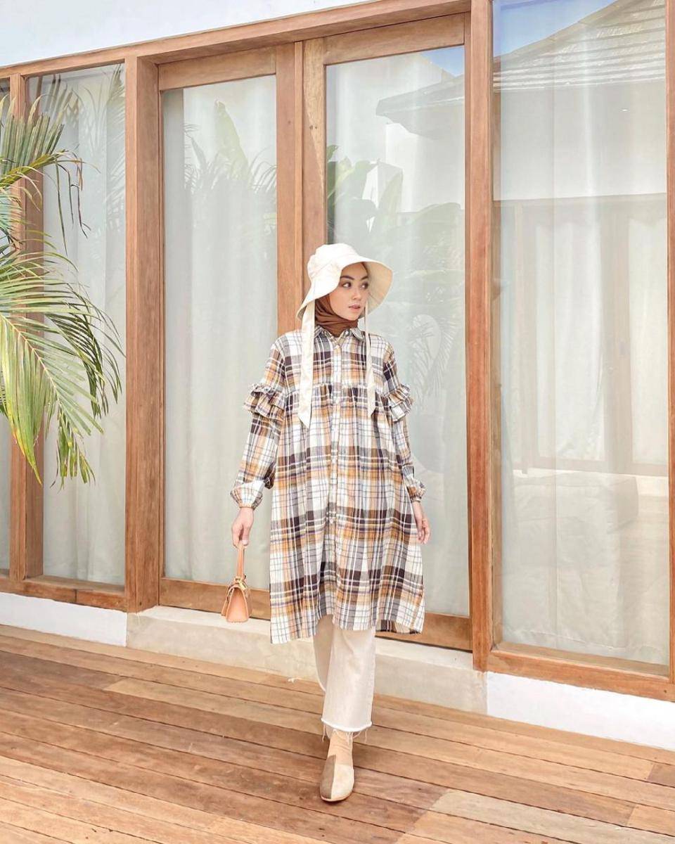 OOTD hijab dengan bucket hat ala Meirani Amalia (instagram.com/meiraniap)