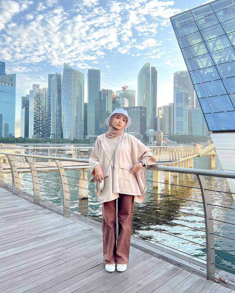 OOTD hijab dengan bucket hat ala Meirani Amalia (instagram.com/meiraniap)