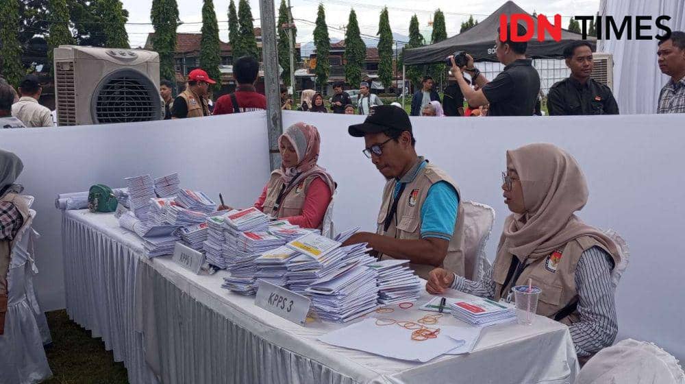 Ilustrasi petugas KPPS pada simulasi pemungutan suara pemilu 2024 di Kota Mataram. (IDN Times/Muhammad Nasir)