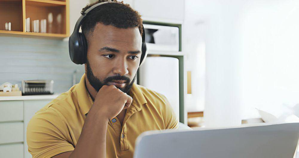ilustrasi pria mencari lagu favorit pasangannya (istockphoto.com/LaylaBird)