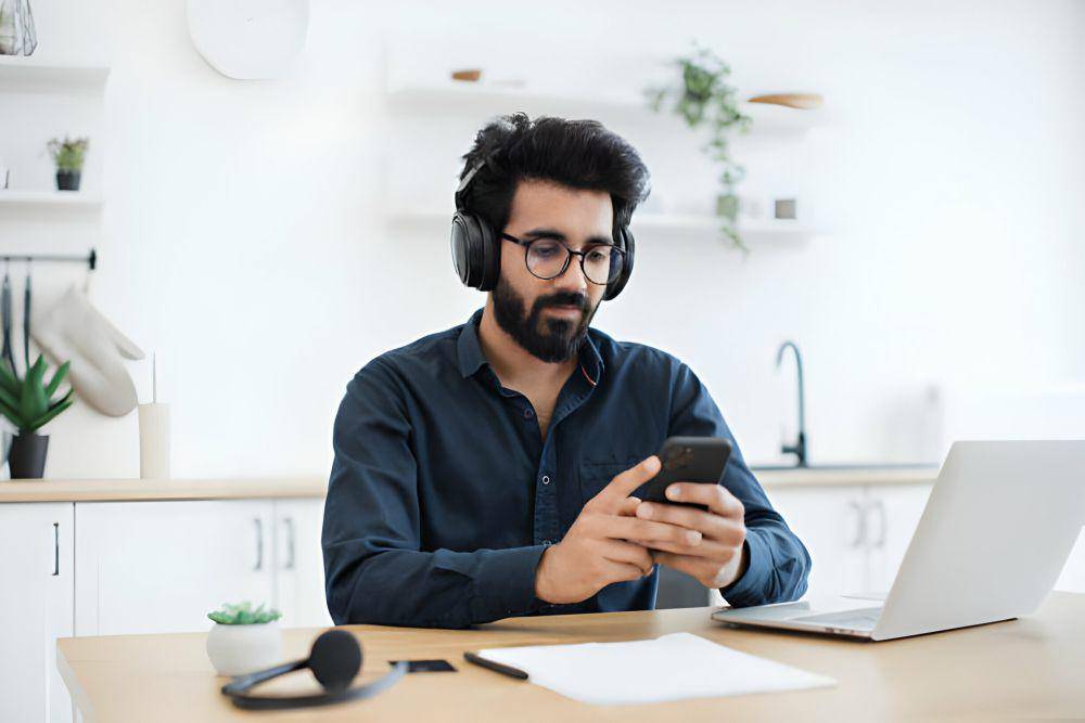 ilustrasi pria mencari lagu favorit pasangannya (istockphoto.com/LaylaBird)