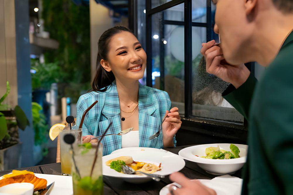 ilustrasi pasangan sedang dinner dengan iringan playlist (istockphoto.com/CandyRetriever)