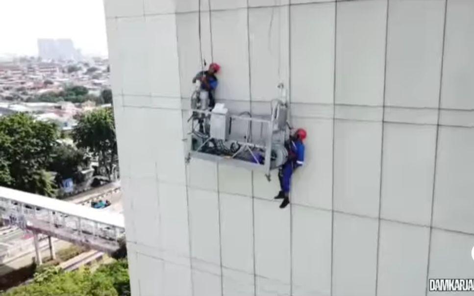 Anggota Damkar Selamatkan Pekerja yang Nyaris Terjatuh dari Gondola