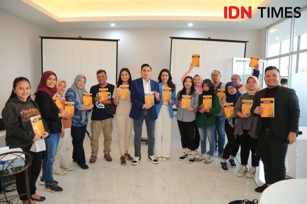Penulis buku 'Unforgettable Hotel', Dicky Sumarsono(tengah). (IDN Times/Larasati Rey)