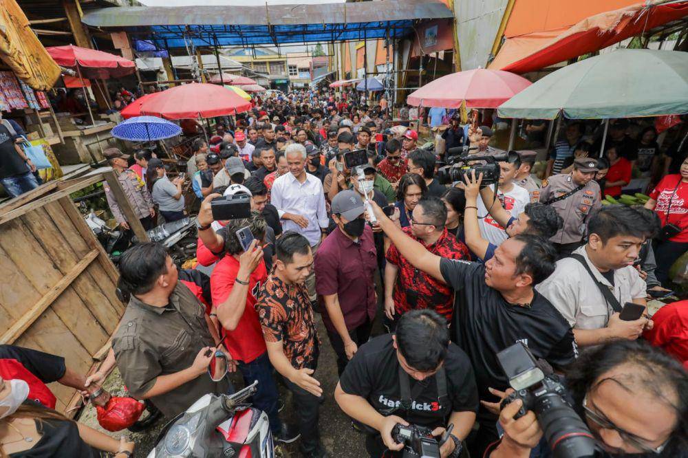 Ganjar Pranowo berkunjung ke Pasar Tomohon, Sulawesi Utara, pada Kamis (1/2/2024) (IDN Times/Istimewa)