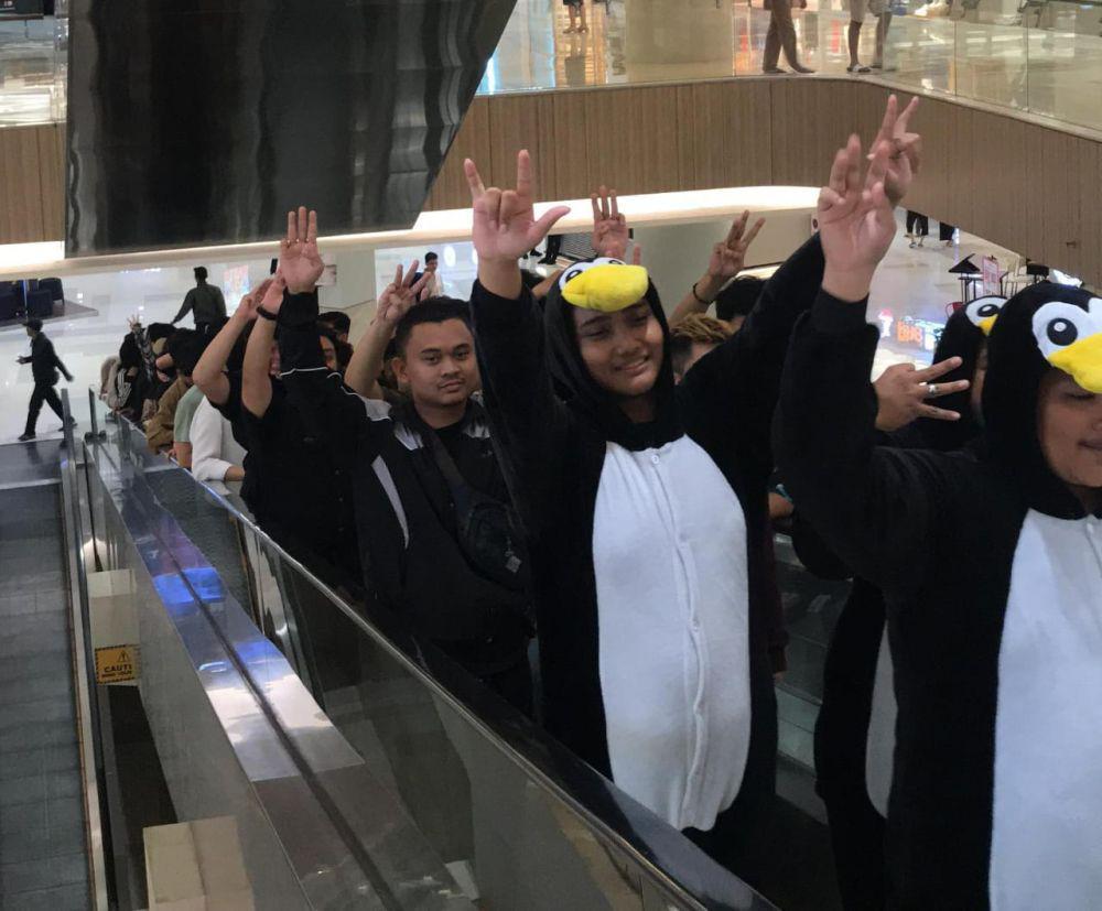 Pinguin Ganjar Ramaikan Pakuwon Mal Surabaya