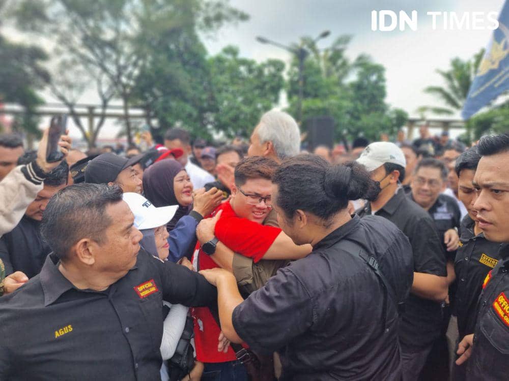 Ganjar Jadi Rebutan, Warga Palembang Rebutan Minta Foto