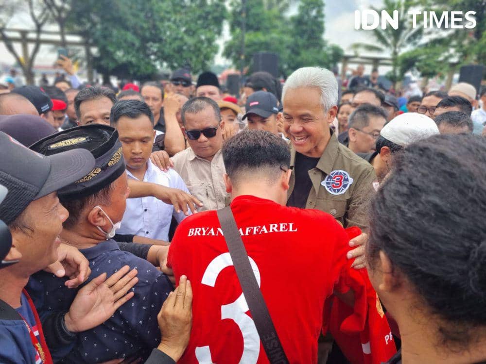 Ganjar Pranowo makan pempek di Palembang (IDN Times/Rangga Erfizal)