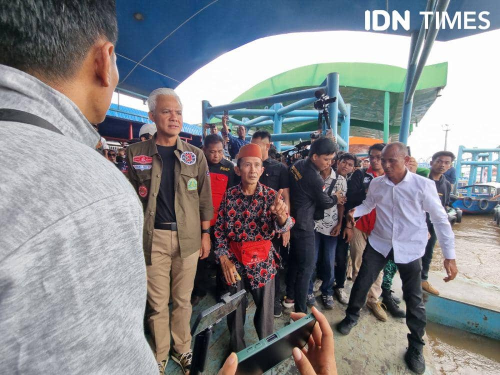 Ganjar Pranowo saat berkampanye sambil blusukan di Palembang (IDN Times/Rangga Erfizal)
