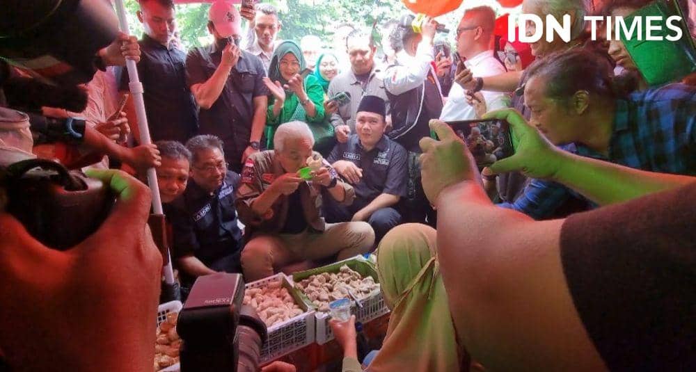 Ganjar Pranowo makan pempek di Palembang (IDN Times/Rangga Erfizal)