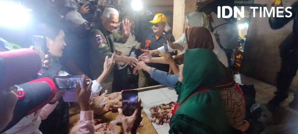 Ganjar Pranowo saat berkampanye sambil blusukan di Palembang (IDN Times/Rangga Erfizal)