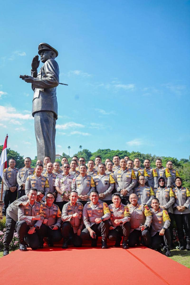 Para kapolres dan Kapolda Jateng berfoto bersama dengan latar belakang patung Hoegeng Imam Santoso. (IDN Times/Dok Humas Polda Jateng)