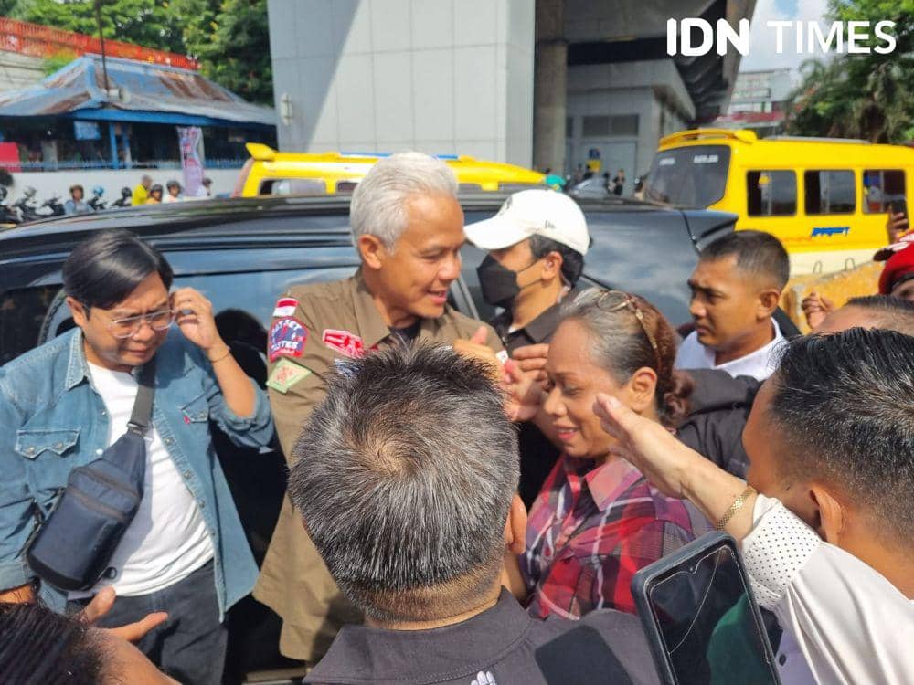 Ganjar Pranowo saat berkampanye sambil blusukan di Palembang (IDN Times/Rangga Erfizal)