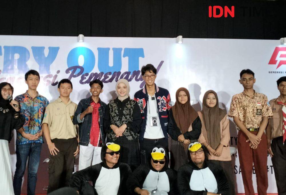 Alam Ganjar bersama Siswa Siswi SMA di Surabaya, Jumat (2/2/2024). (IDN Times/Khusnul Hasana)