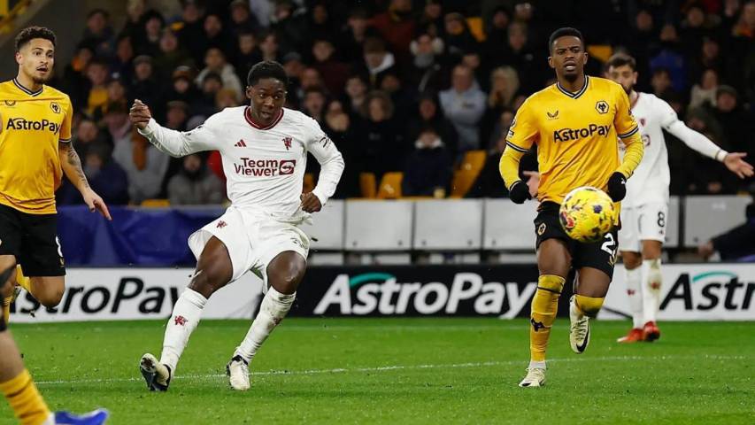 Kobbie Mainoo (putih) mencetak gol kemenangan Manchester United 4-3 atas Wolverhampton Wanderers di English Premier League 2023/2024. (premierleague.com)