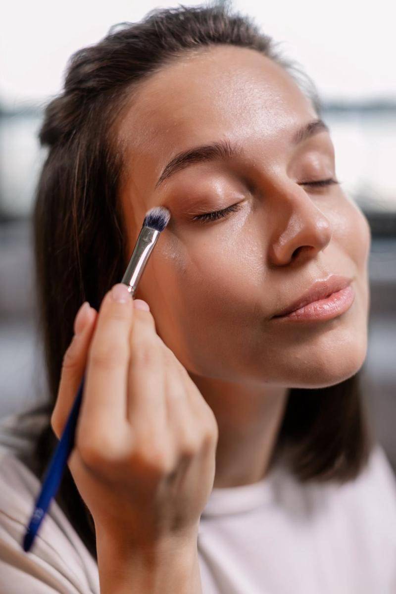ilustrasi eyeshadow brush (pexels.com/Alena Darmel)