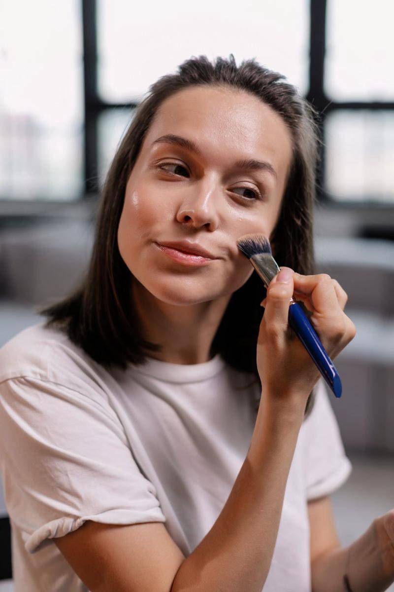 ilustrasi foundation brush (pexels.com/Alena Darmel)