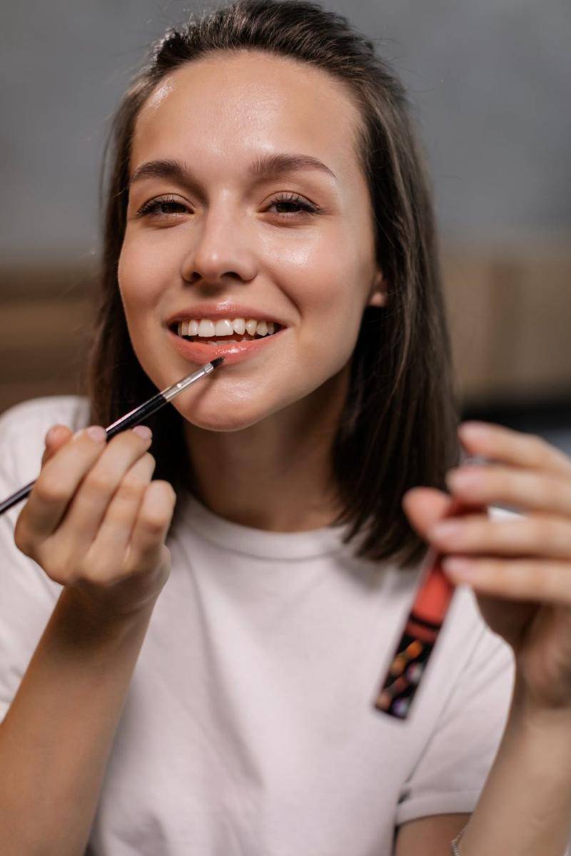 ilustrasi lip brush (pexels.com/Alena Darmel)