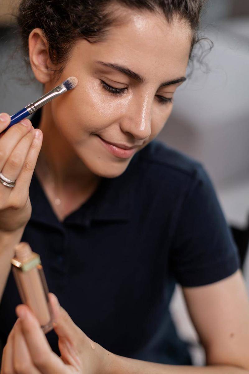 ilustrasi concealer brush (pexels.com/Alena Darmel)