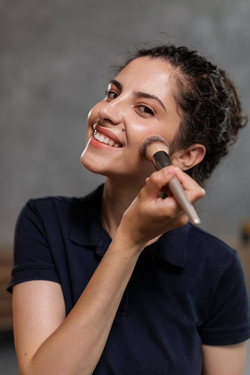 ilustrasi powder brush (pexels.com/Alena Darmel)