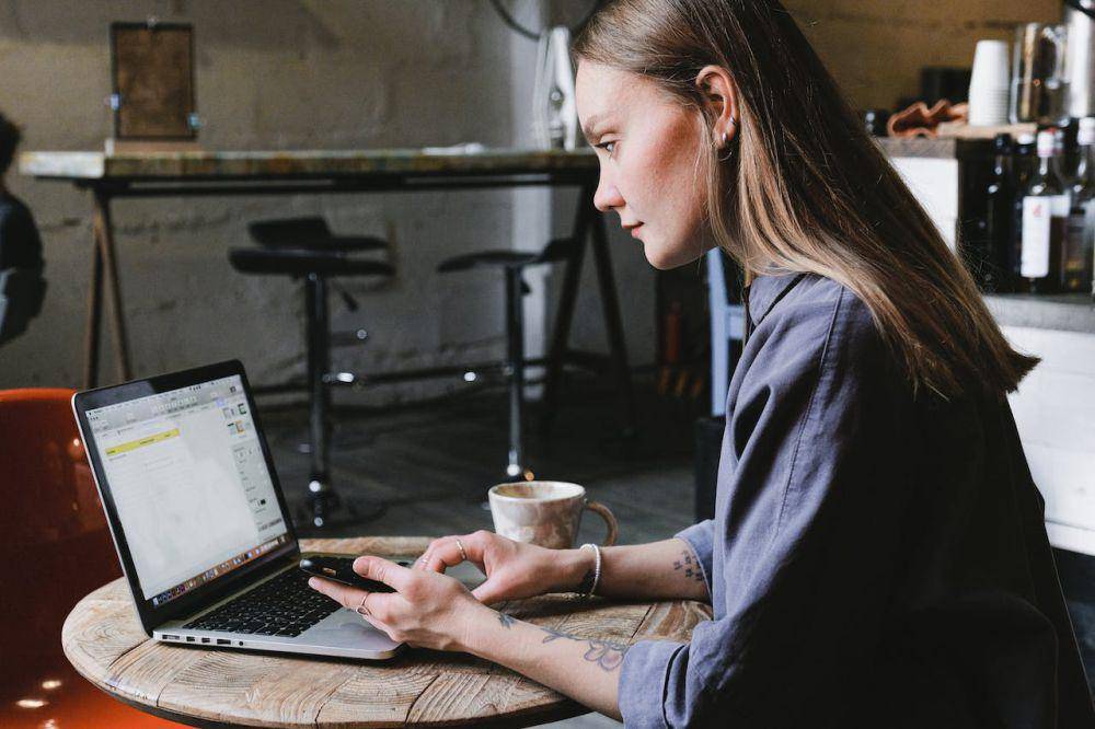ilustrasi membuat profil di platform freelance (pexels.com/Anna Shvets)