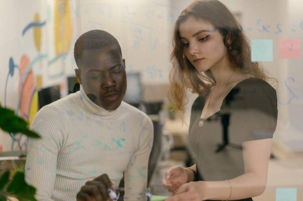 ilustrasi teman kerja (pexels.com/Mikhail Nilov)