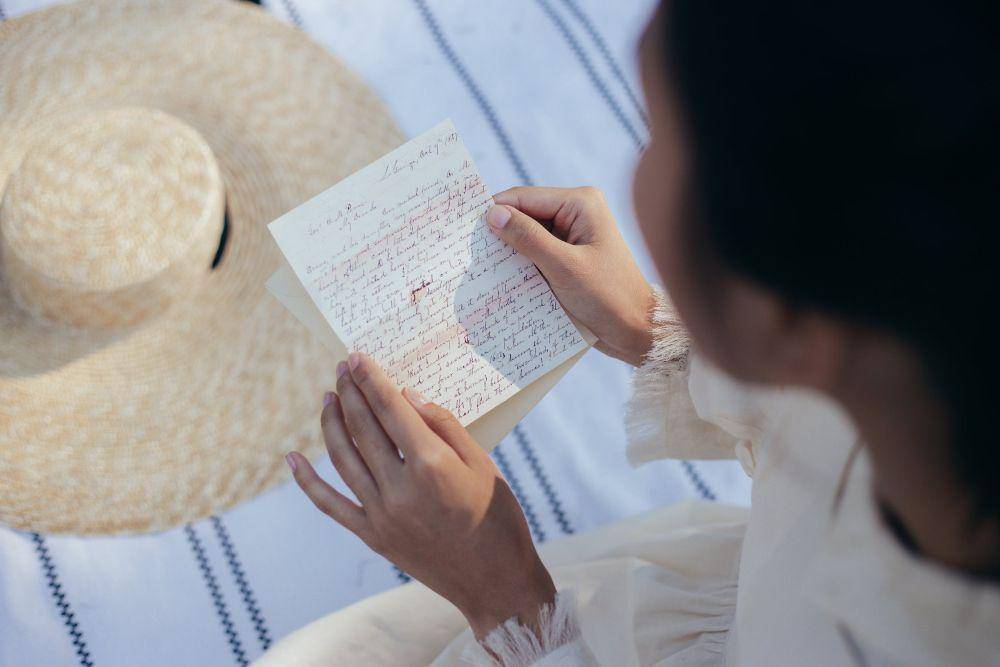 Ilustrasi wanita membaca surat cinta. (pexels.com/@ron-lach)