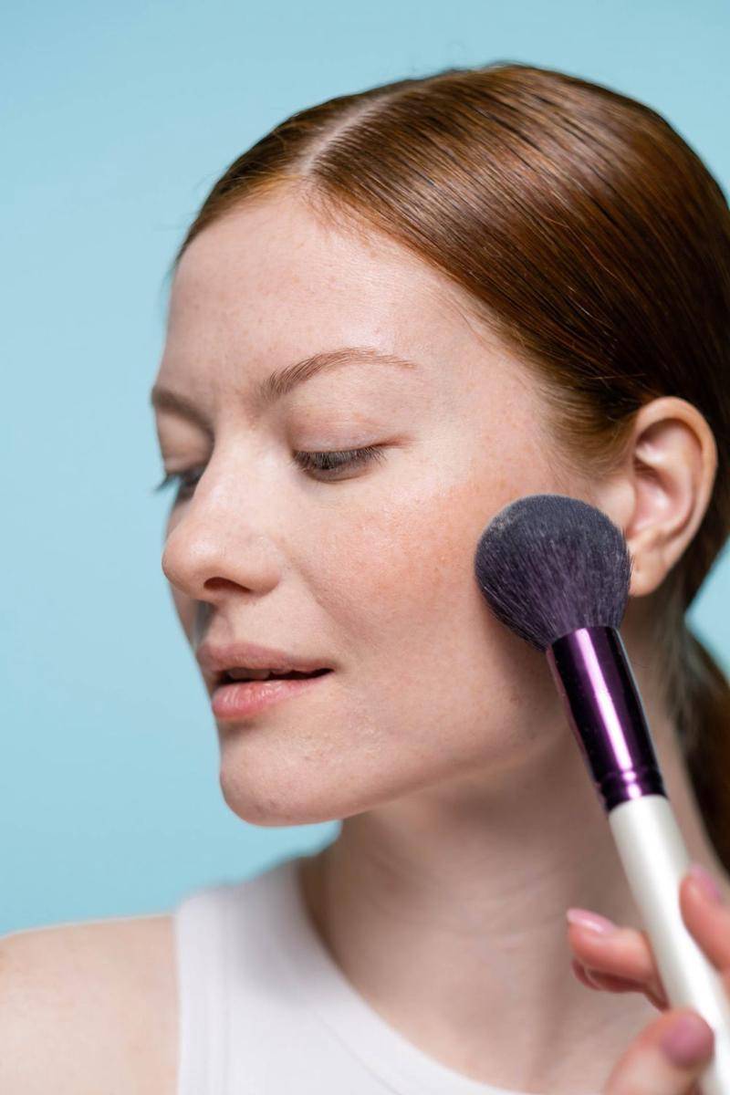 ilustrasi blush brush (pexels.com/Ron Lach)