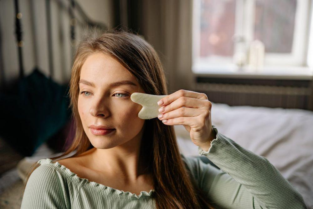 ilustrasi memijat wajah dengan gua sha. (pexels.com/YanKrukau)