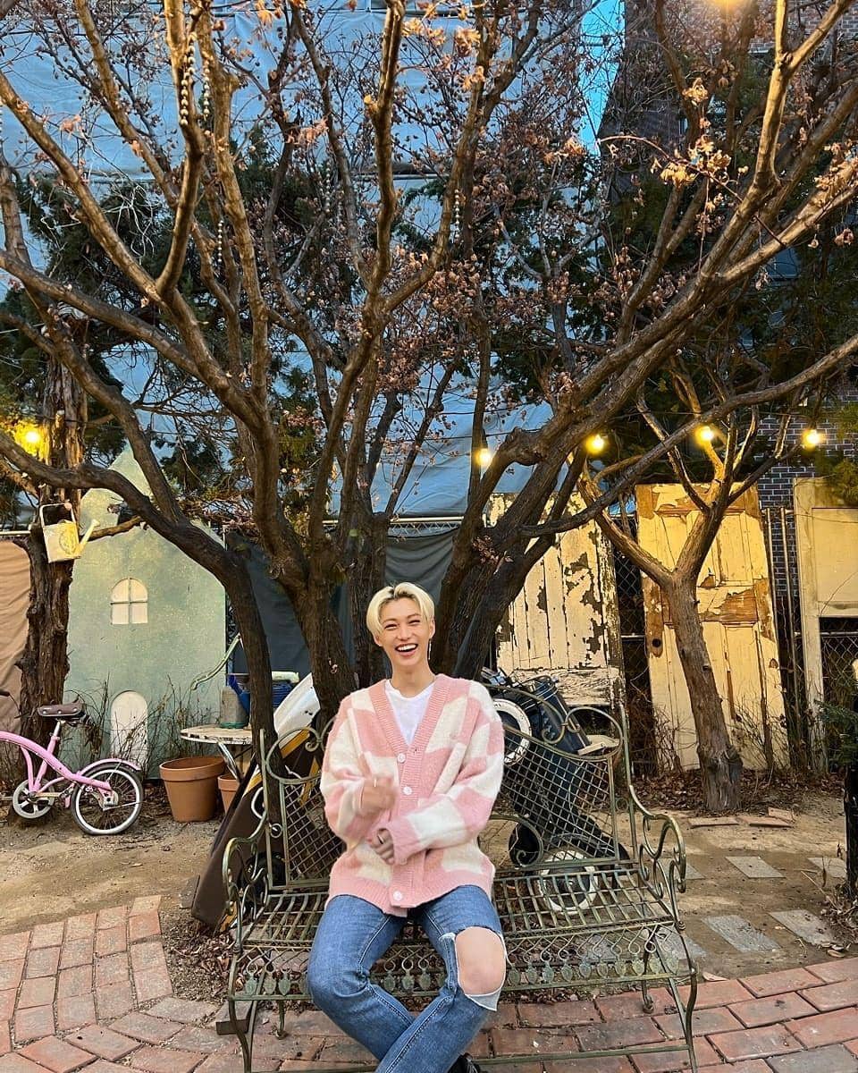 white t-shirt ala Felix Stray Kids (instagram.com/realstraykids)