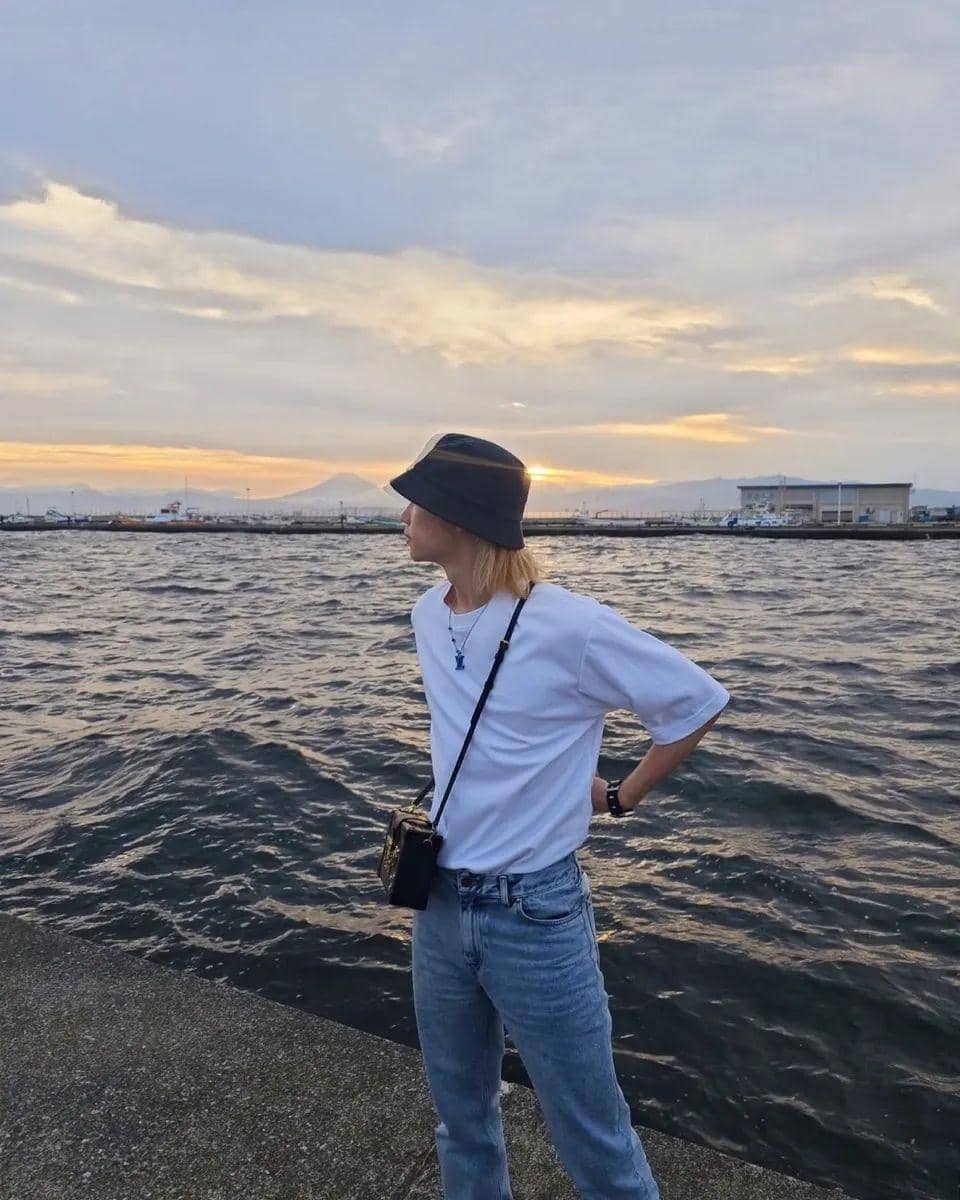white t-shirt ala Felix Stray Kids (instagram.com/realstraykids)
