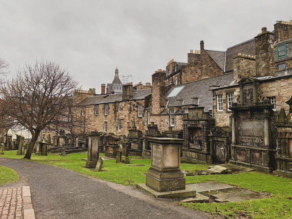 Greyfriars Kirkyard di Edinburgh (instagram.com/karomertes)
