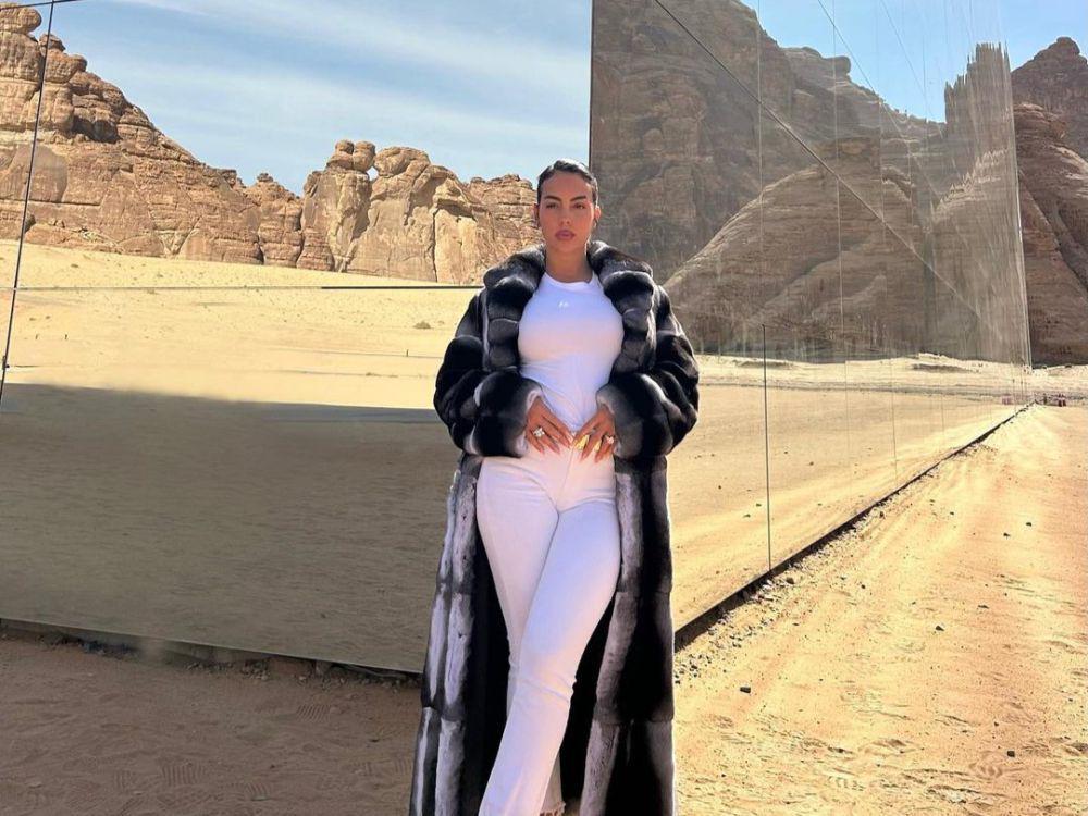 9 Potret Georgina Rodriguez Kunjungi Al Ula, Outfit jadi Sorotan!