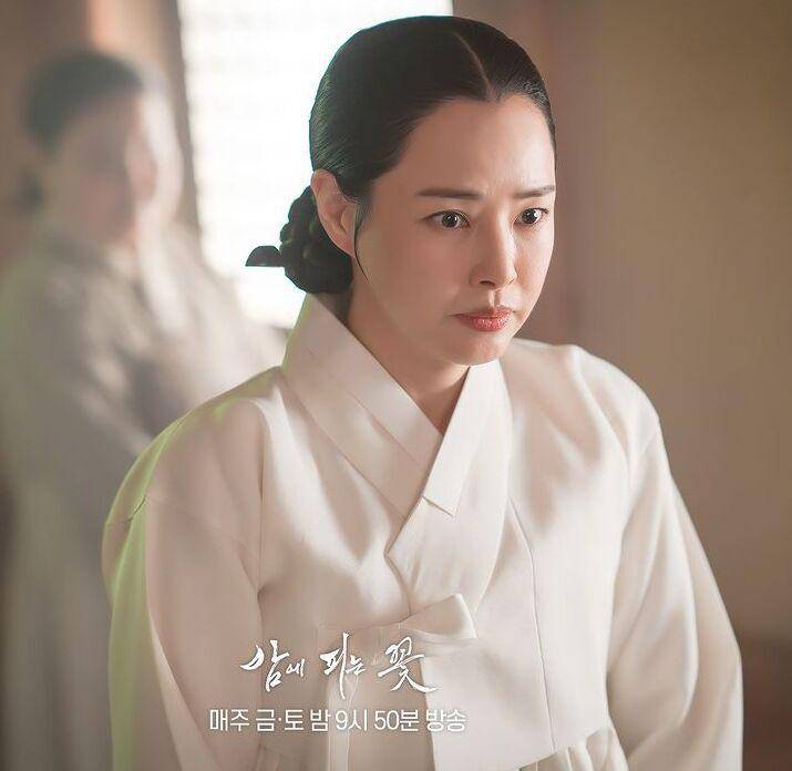 Honey Lee di Knight Flower (instagram.com/mbcdrama_now)