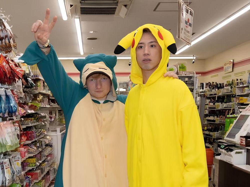7 Potret Taka ONE OK ROCK dan Ed Sheeran di Tokyo, Pakai Baju Pokemon!