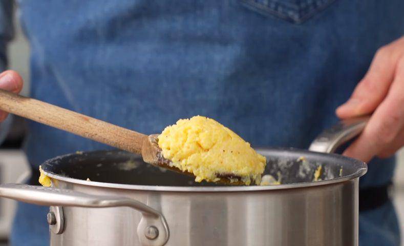ilustrasi polenta setelah ditambahkan mentega dan parmesan (youtube.com/Brian Lagerstrom)