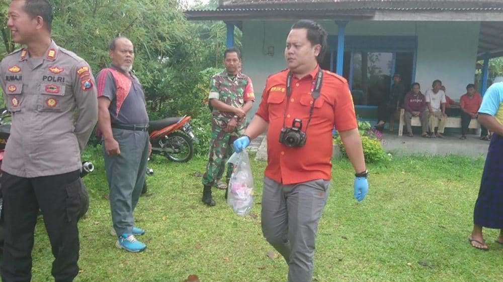 Polisi mengamankan barang bukti dari lokasi kejadian. IDN Times/ Bramanta Pamungkas