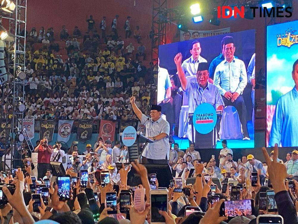 Calon presiden nomor urut 2, Prabow Subianto menyapa relawan di GOR Sudiang, Makassar, Sulawesi Selatan, Jumat (2/2/2024). (IDN Times/Irfan Fathurohman).
