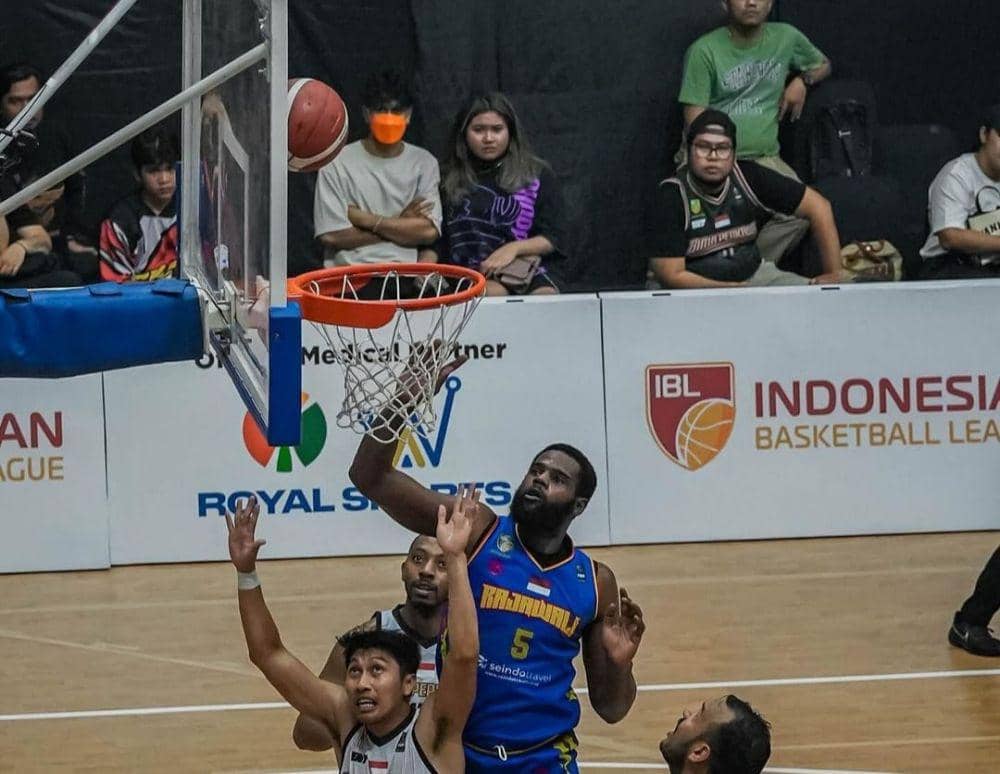 Aksi pebasket Rajawali Medan di IBL (instagram/rajawalimedan)