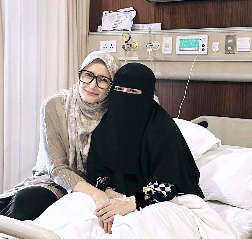 potret umi Pipik terbaring di rumah sakit (instagram.com/_ummi_pipik_)