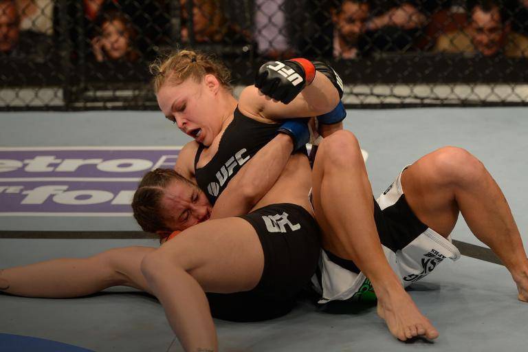 Ronda Rousey melakukan kuncian (ufc.com)